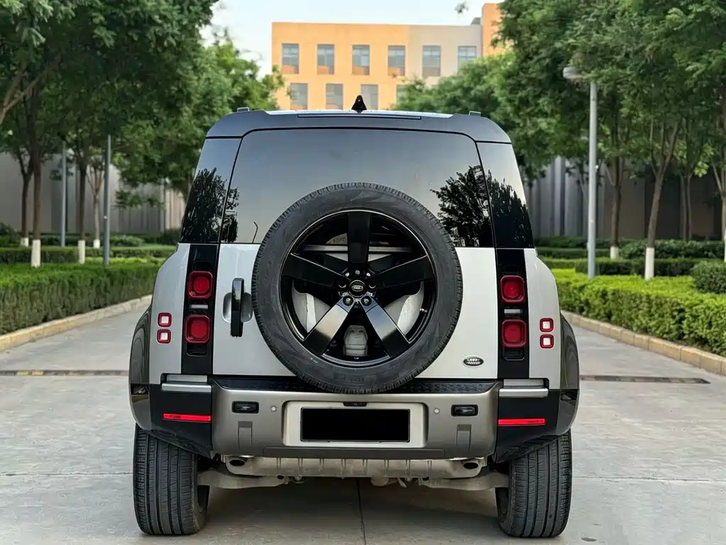 Land Rover Defender 2023 — фото 18