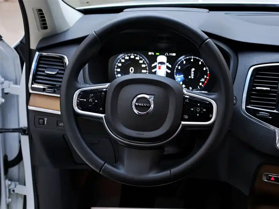 Volvo XC90 2018 — фото 24