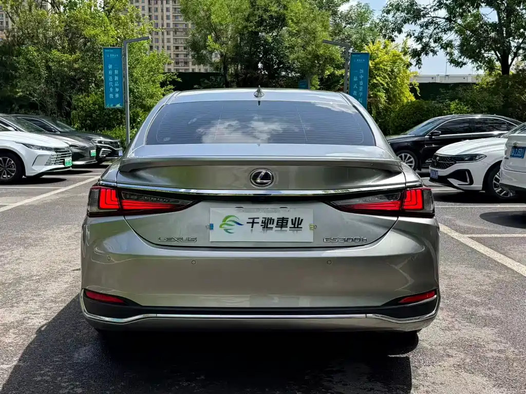 Lexus ES 2020 — фото 15
