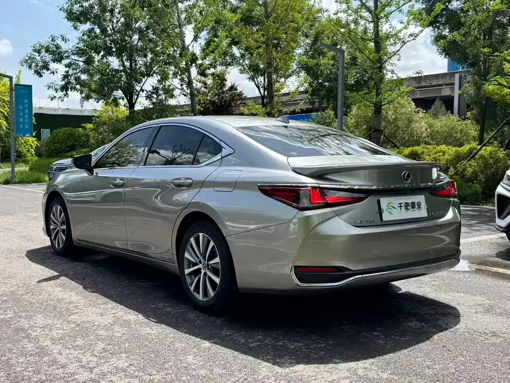 Lexus ES 2020 — фото 17