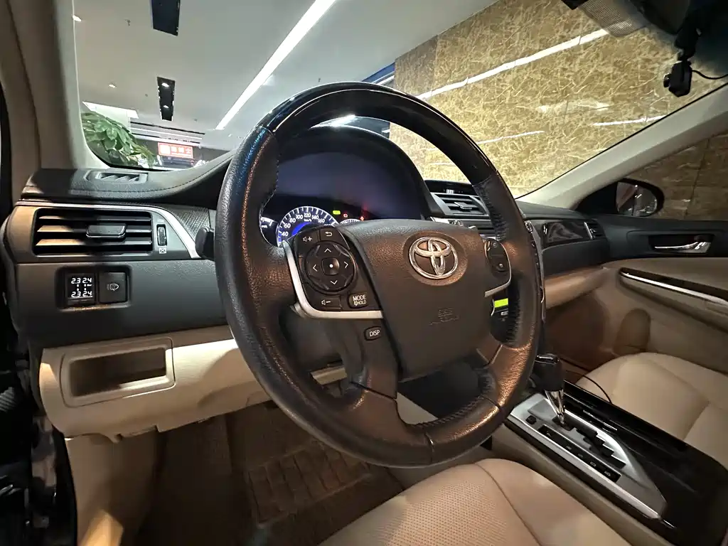 Toyota Camry 2014 — фото 20