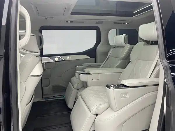 Volvo EM90 2025