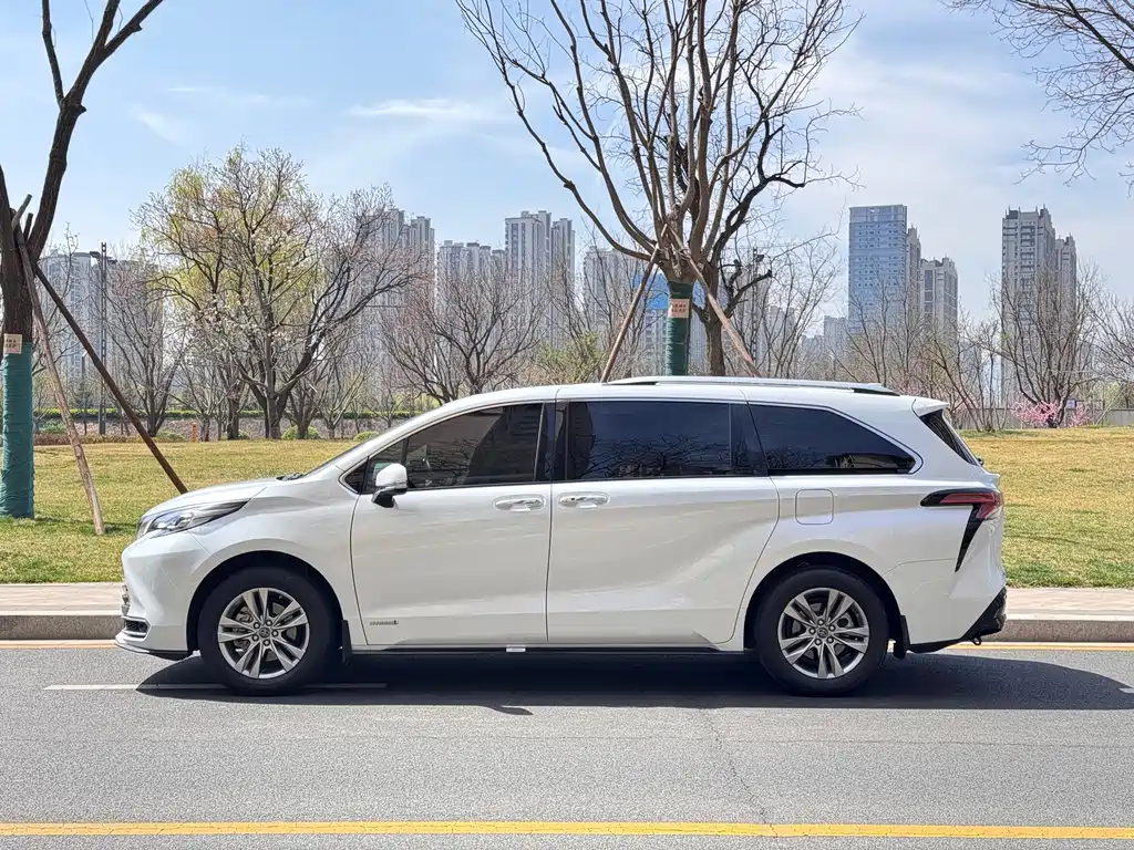 Toyota Sienna 2022 — фото 3