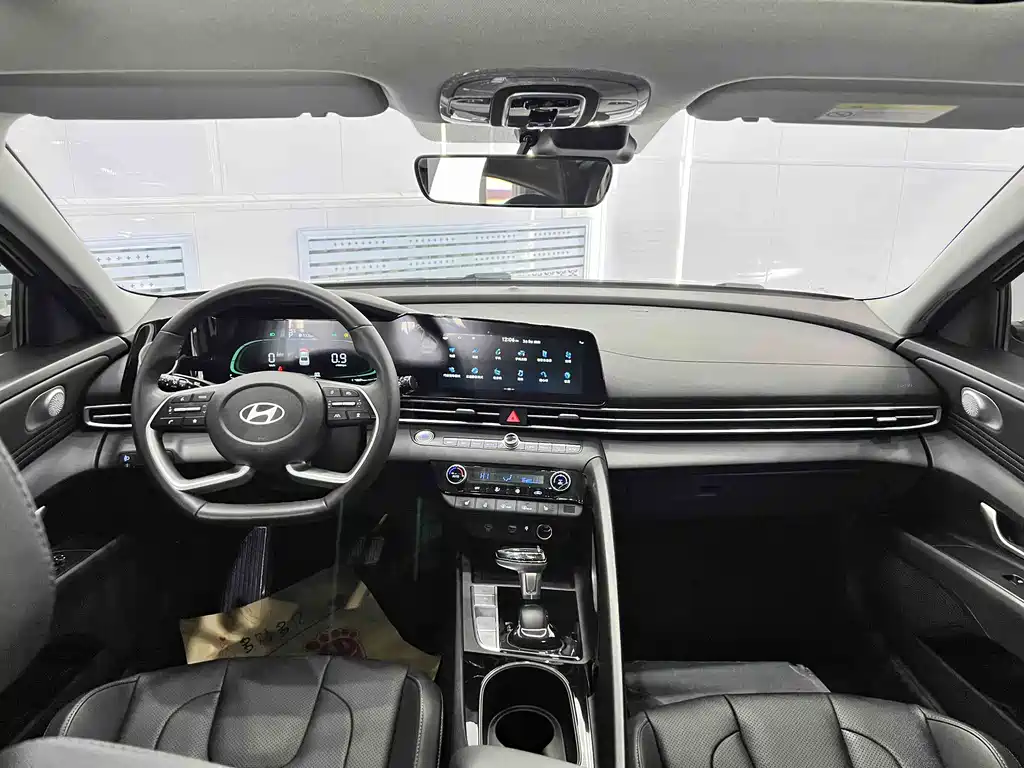 Hyundai Elantra 2023 — фото 14