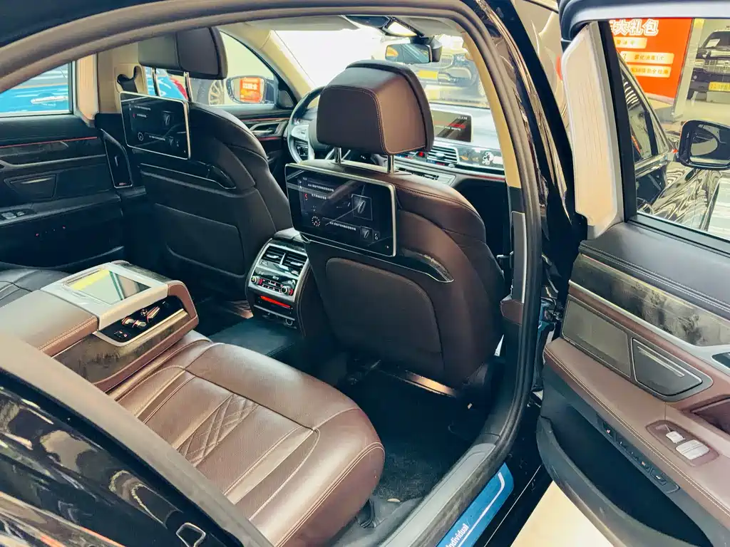 BMW 7 Series 2018 — фото 19