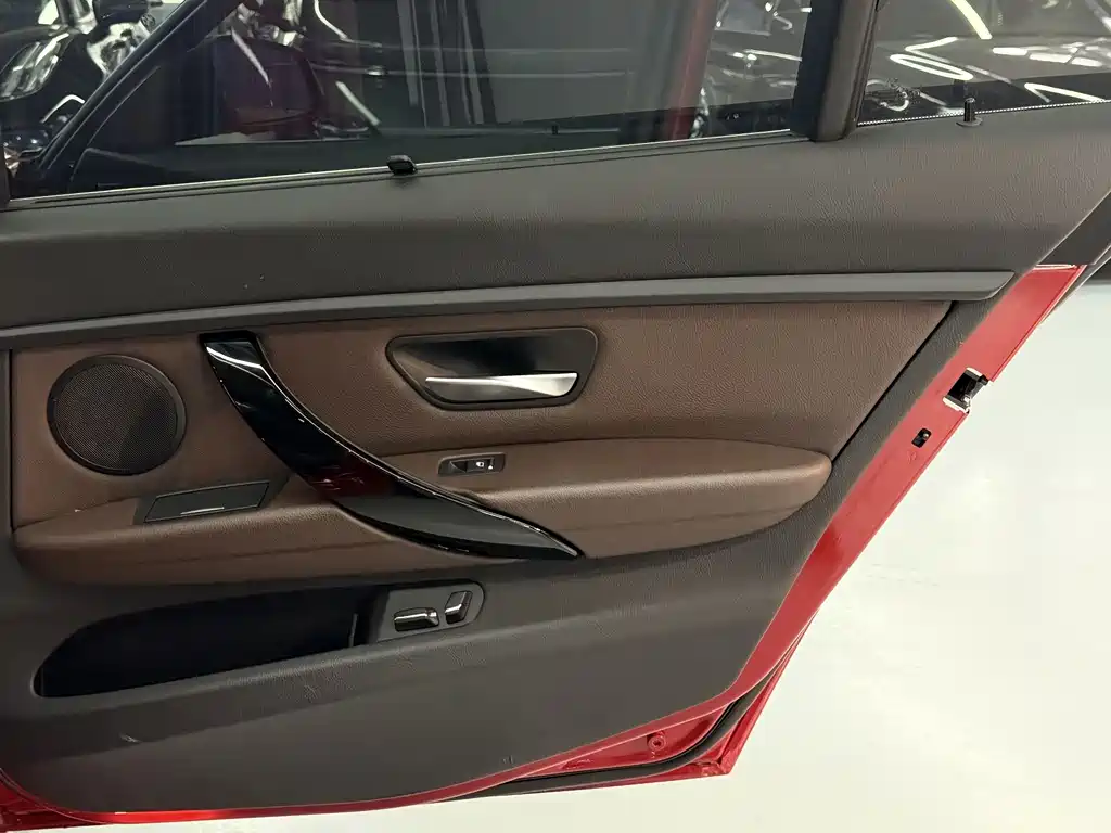 BMW 3 Series 2019 — фото 16