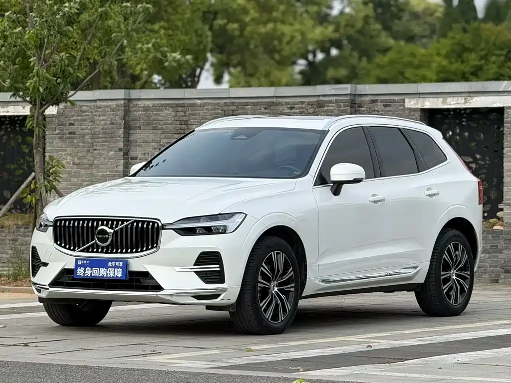 Volvo XC60 2022 — фото 1