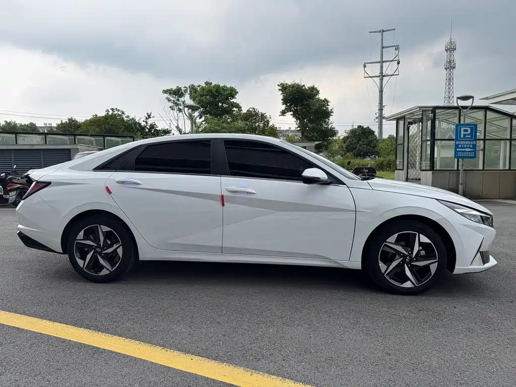 Hyundai Elantra 2022 — фото 27