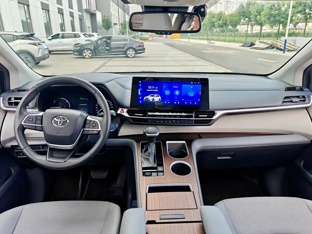 Toyota Sienna 2023 — фото 16