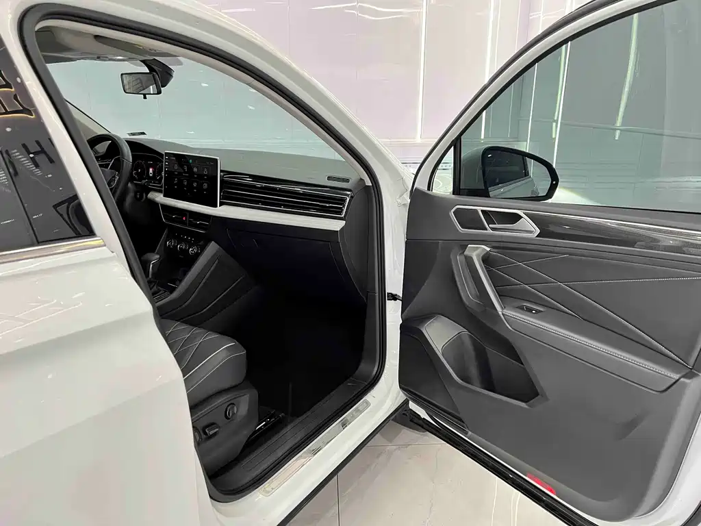 Volkswagen Tiguan L 2023 — фото 18