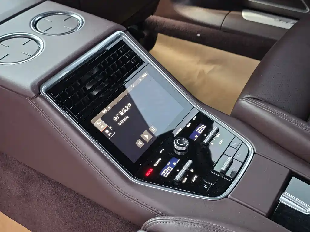 Porsche Panamera 2017 — фото 18