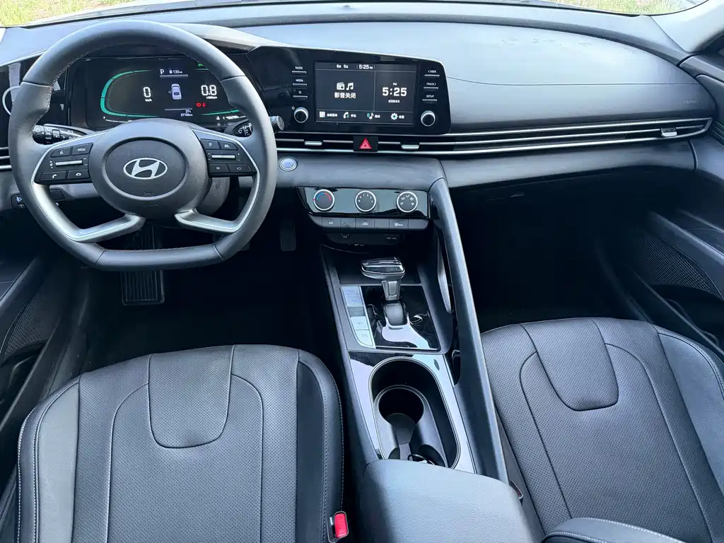 Hyundai Elantra 2023 — фото 10