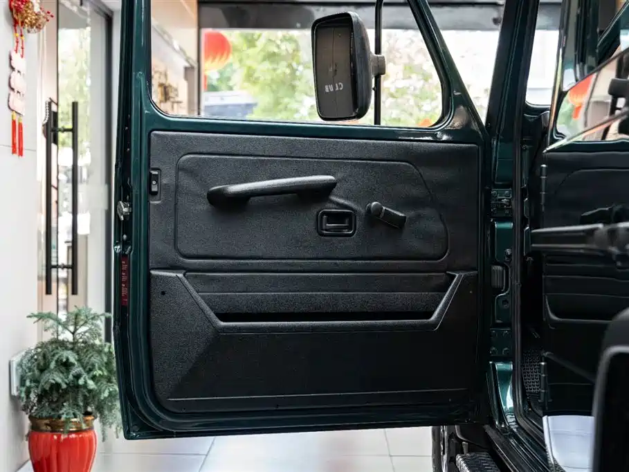 Mercedes-Benz G-Class 2010 — фото 11
