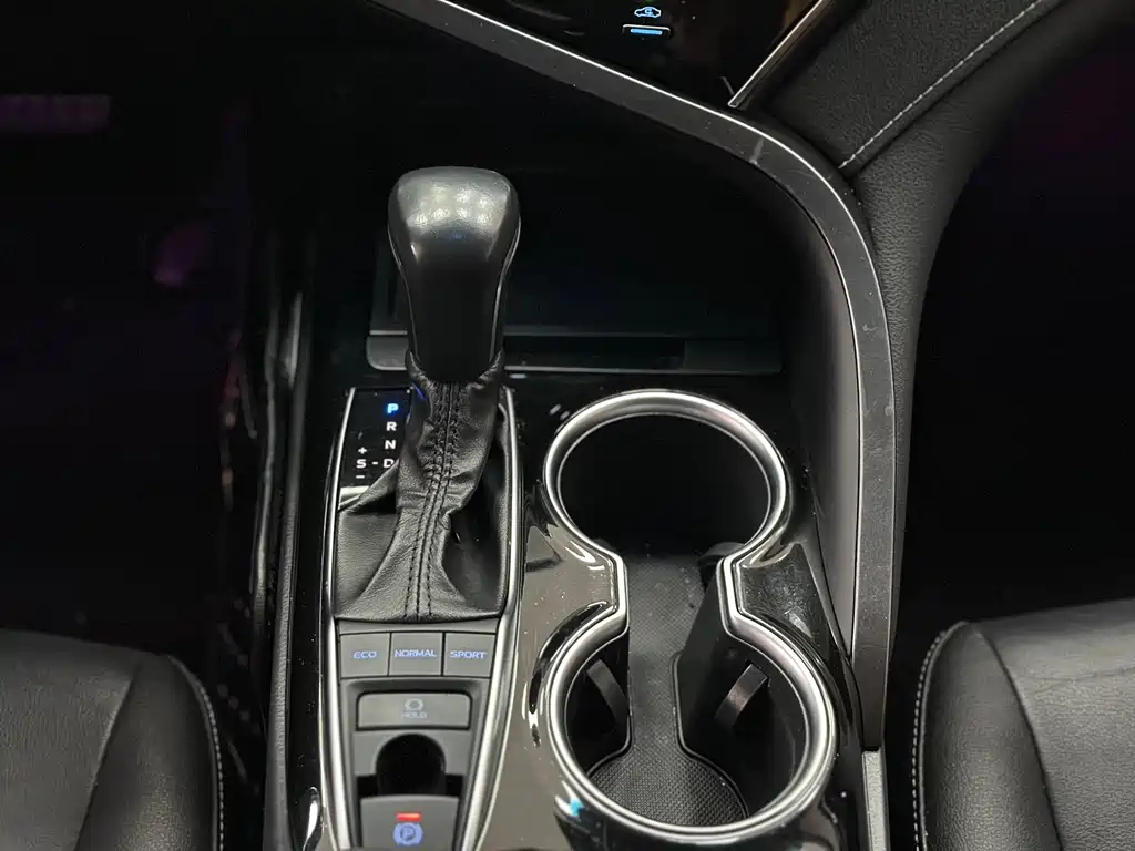 Toyota Camry 2020 — фото 12