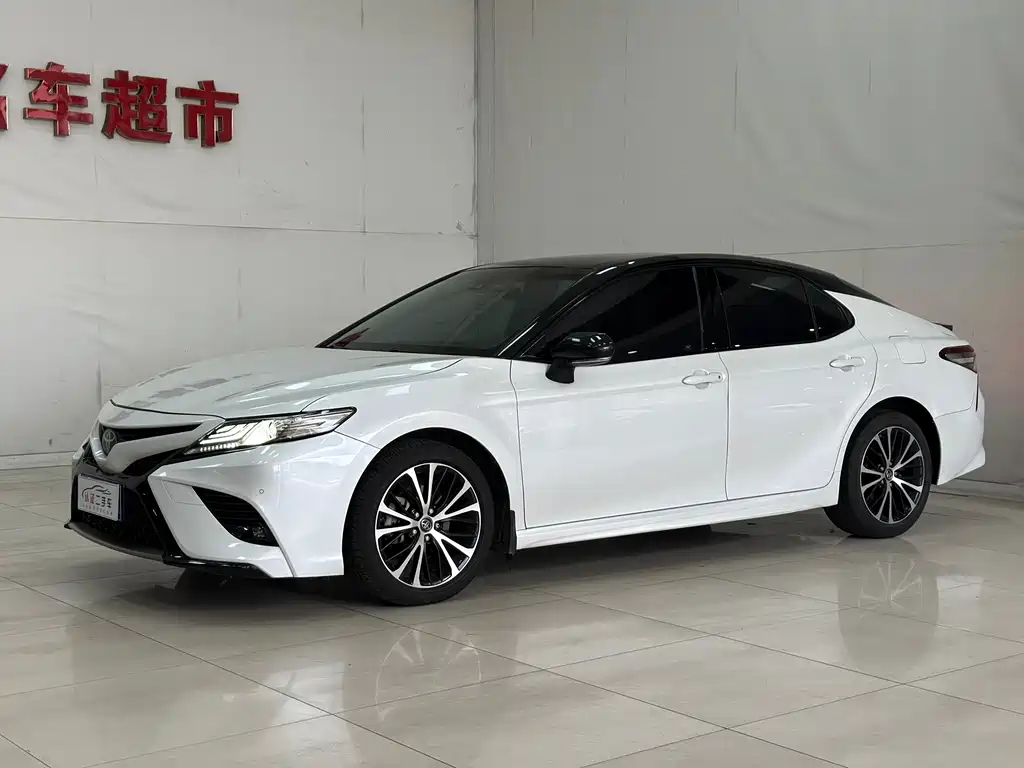 Toyota Camry 2020 — фото 1