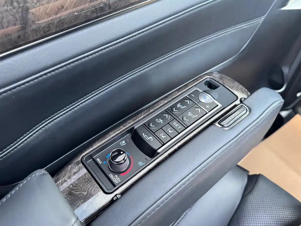 Toyota Alphard 2022 — фото 12