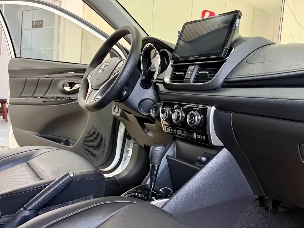 Toyota Yaris L 2022 — фото 16