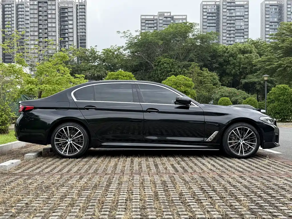BMW 5 Series 2022 — фото 11