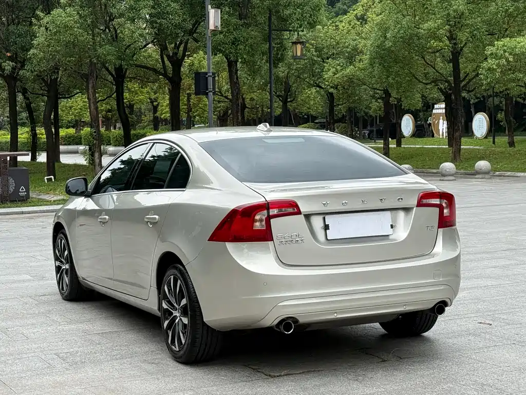 Volvo S60 2018 — фото 9