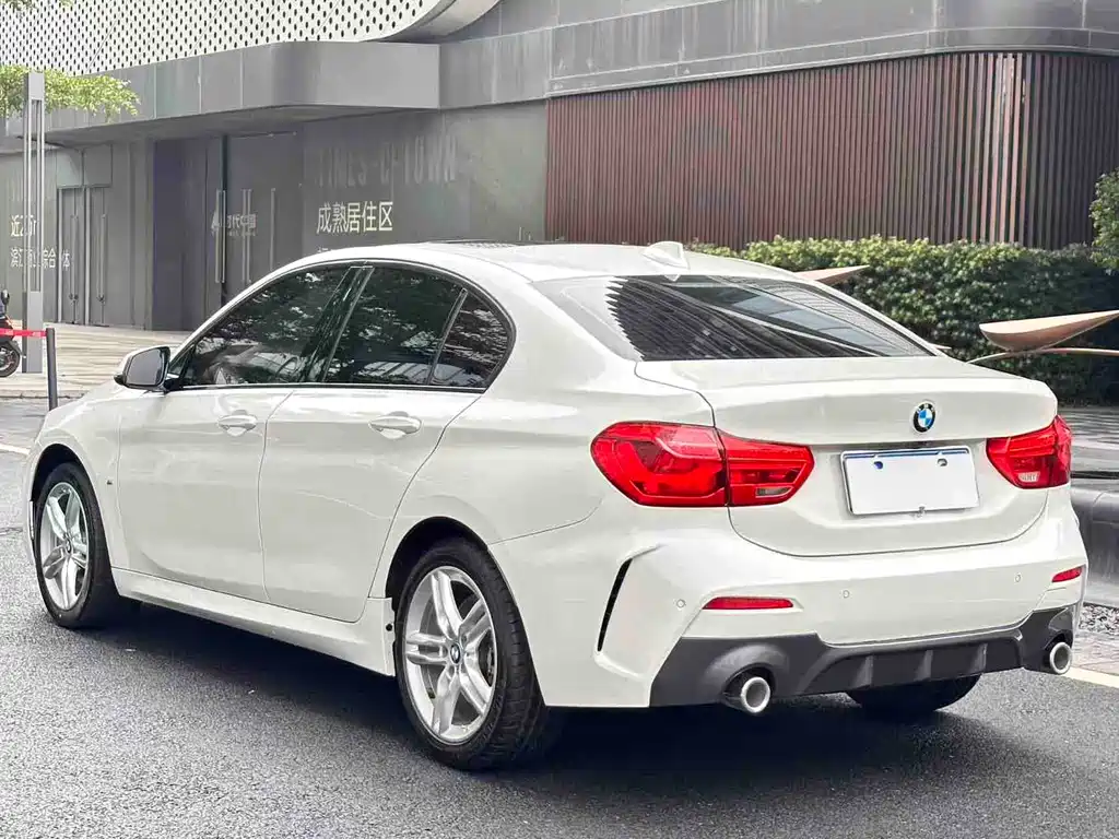 BMW 1 Series 2021 — фото 17