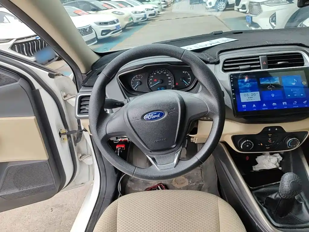 Ford Escort 2015 — фото 11