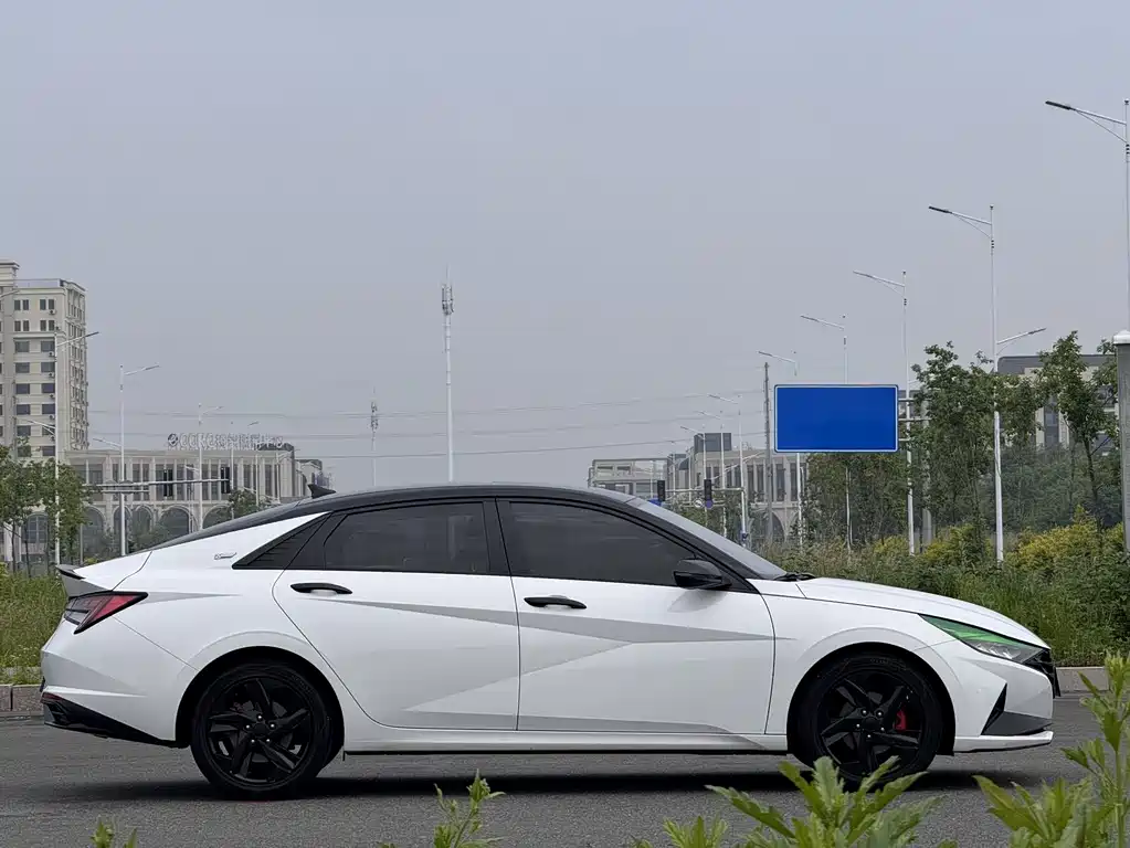 Hyundai Elantra 2023 — фото 8