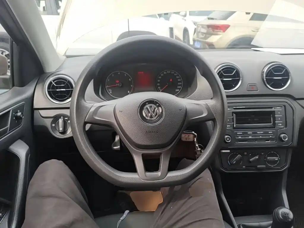 Volkswagen Jetta 2017 — фото 11