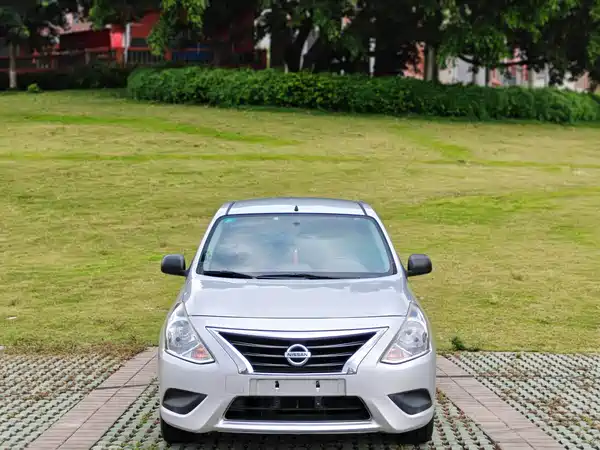 Nissan Sunny 2015