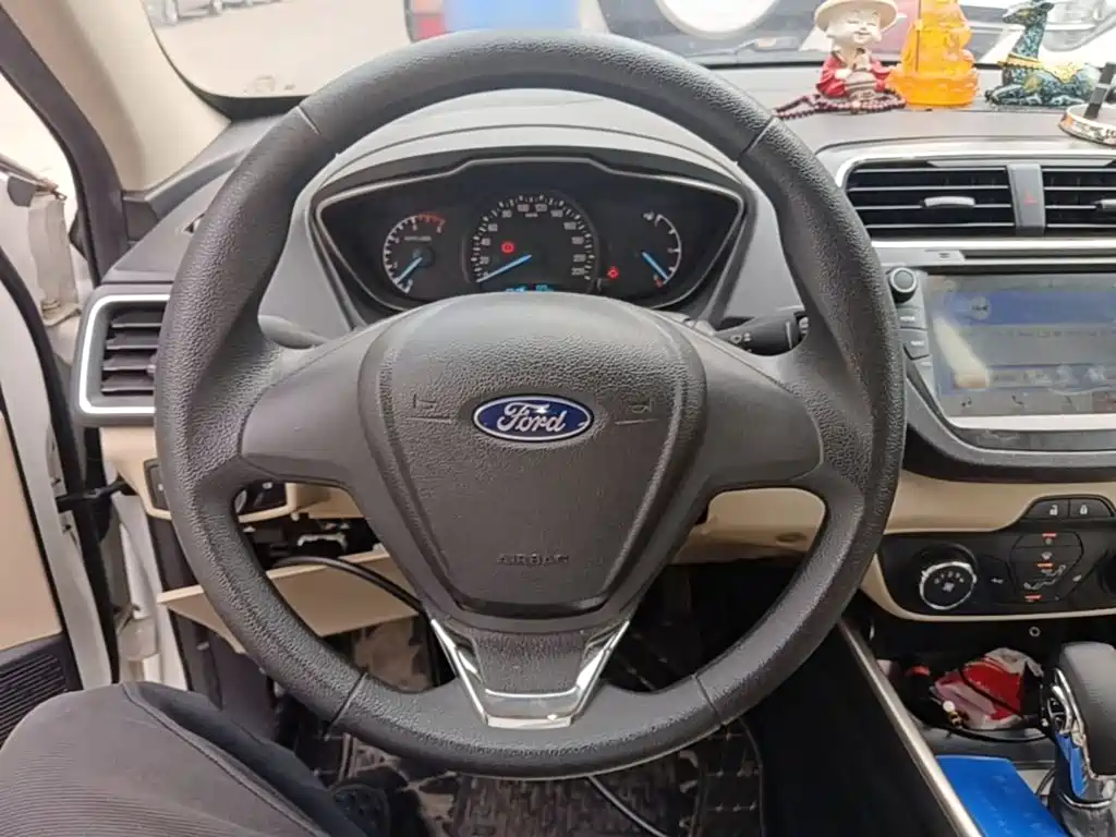 Ford Escort 2017 — фото 11