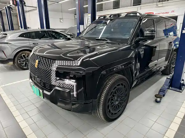 Yangwang U8 L 2025