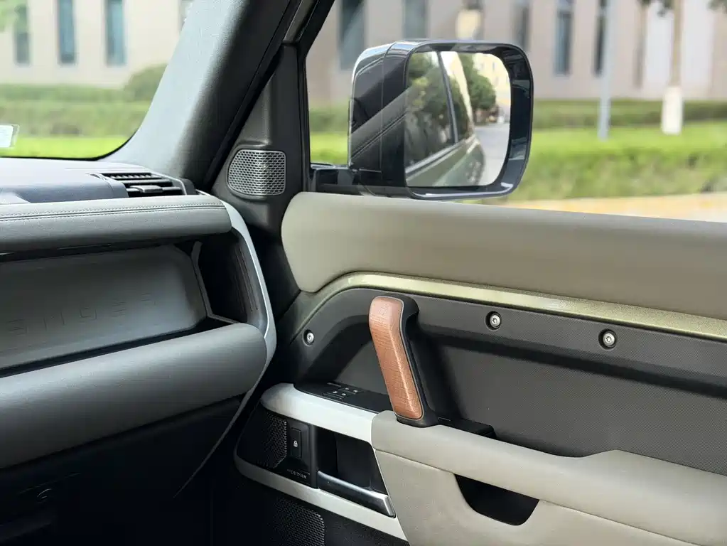 Land Rover Defender 2021 — фото 11