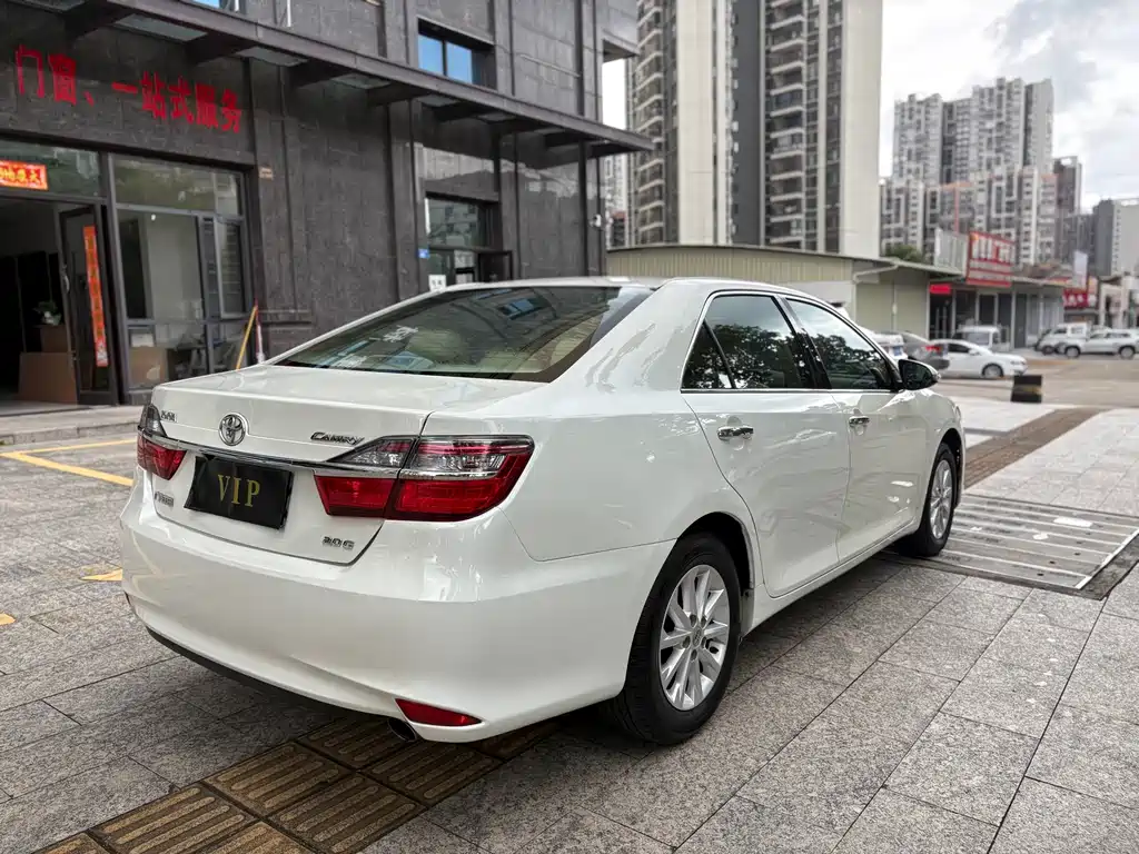 Toyota Camry 2017 — фото 13