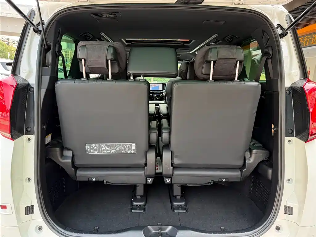 Toyota Alphard 2023 — фото 6
