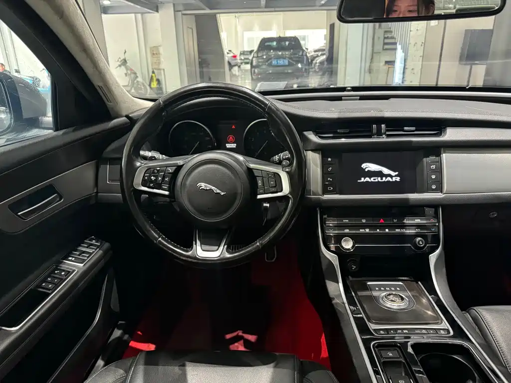 Jaguar XFL 2018 — фото 10