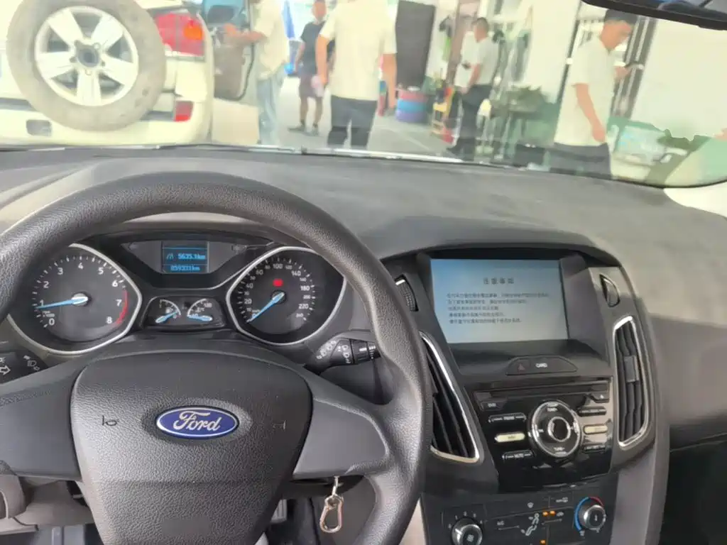 Ford Focus 2017 — фото 10