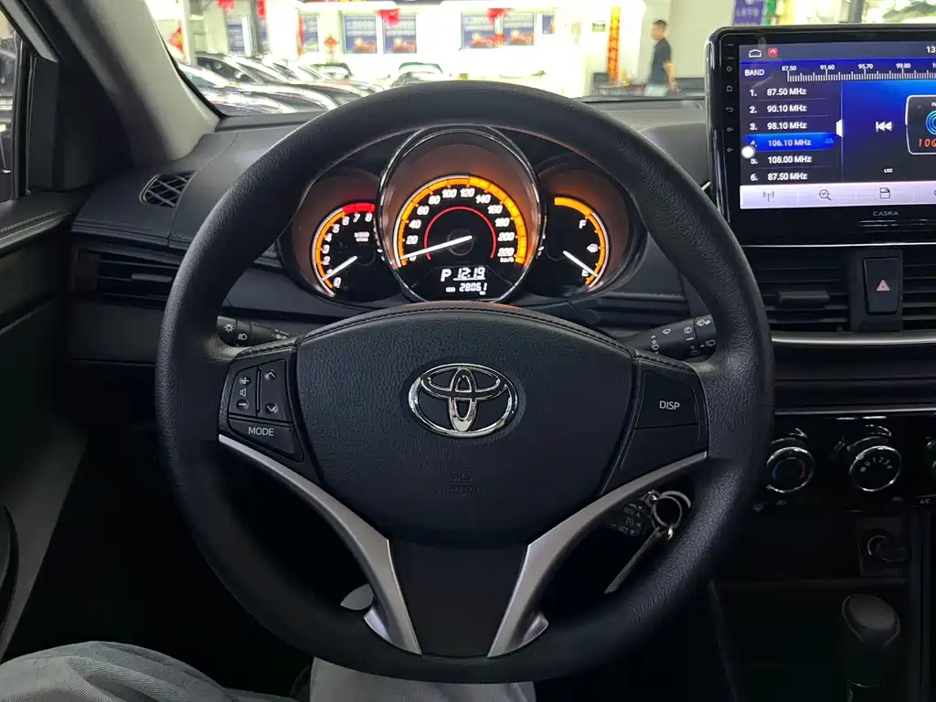 Toyota Yaris L 2022 — фото 13