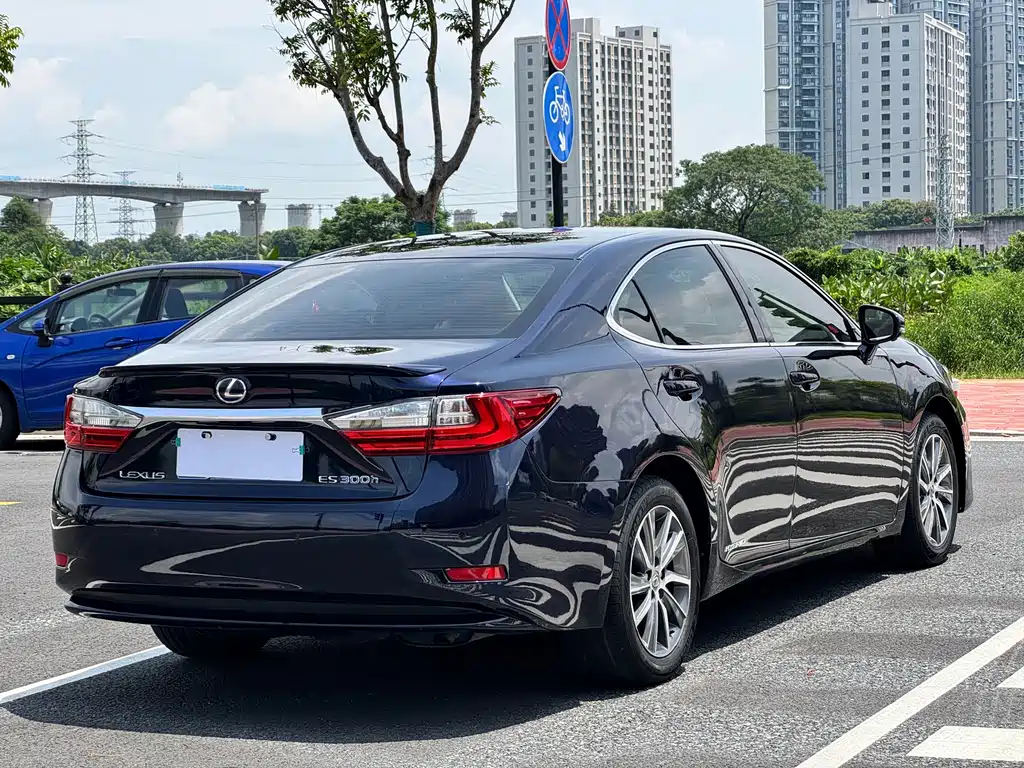 Lexus ES 2017 — фото 12