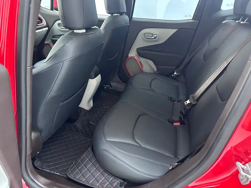 Jeep Renegade 2017 — фото 18