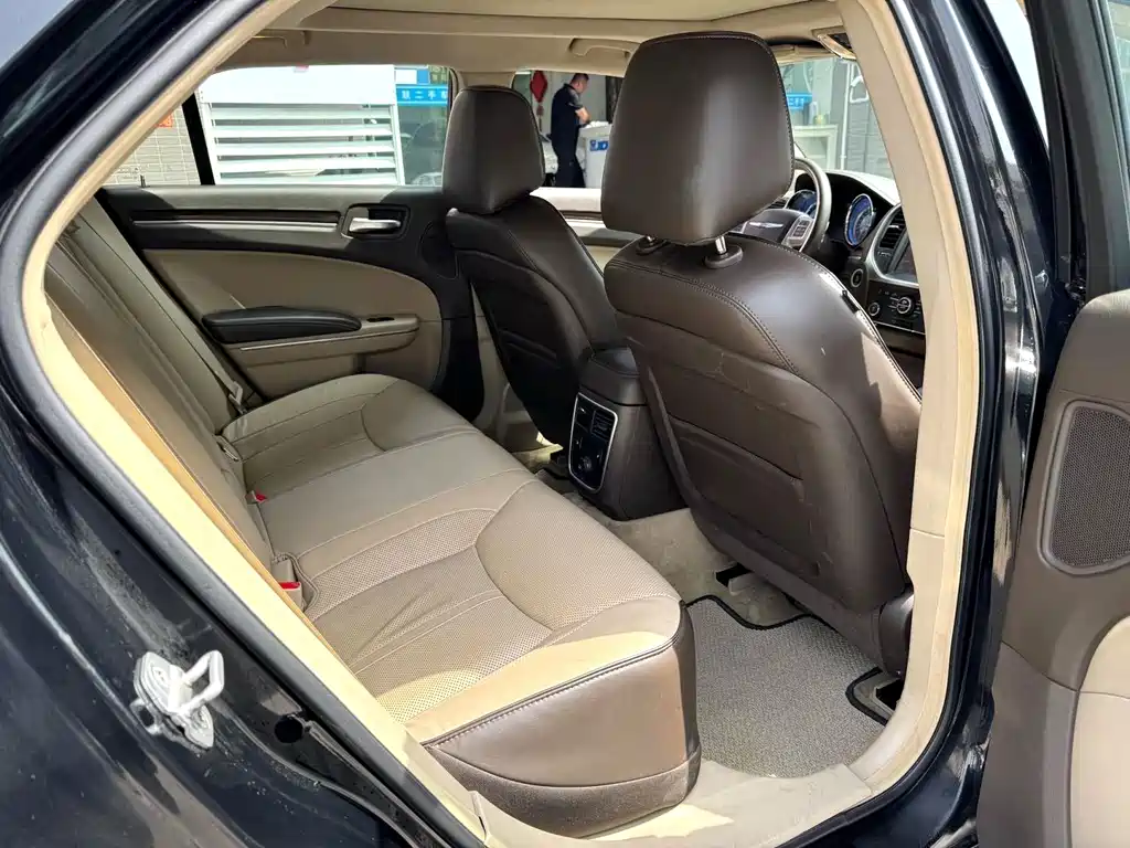 Chrysler 300C 2014 — фото 14