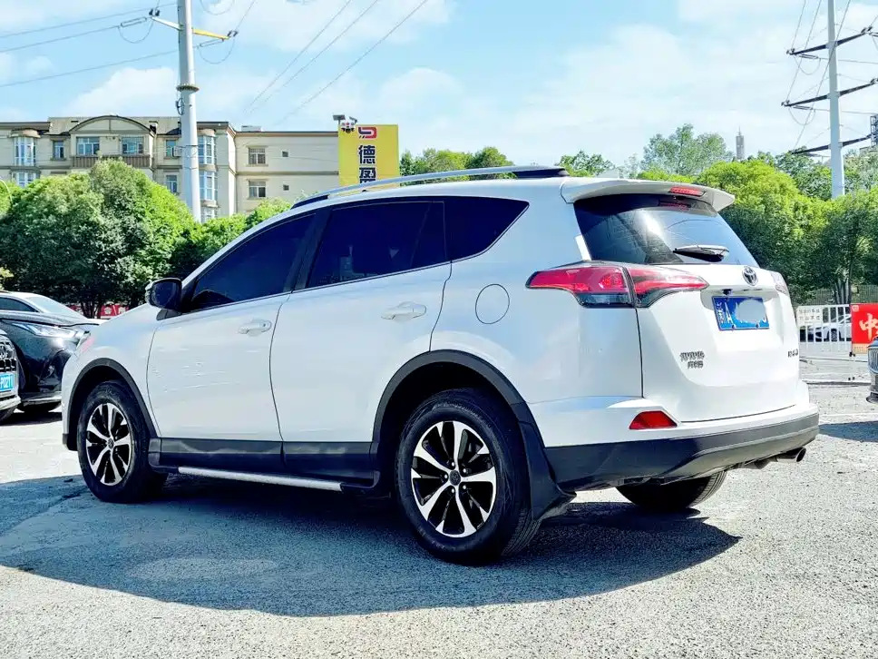 Toyota RAV4 2017 — фото 6
