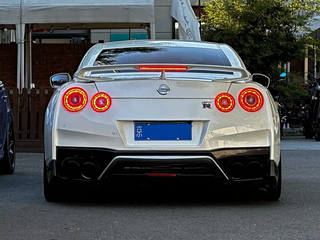 Nissan GT-R 2017 — фото 11