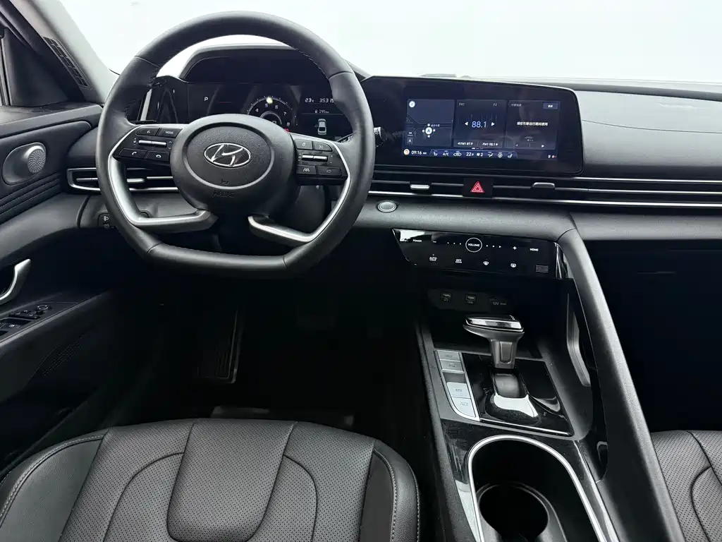 Hyundai Elantra 2023 — фото 11