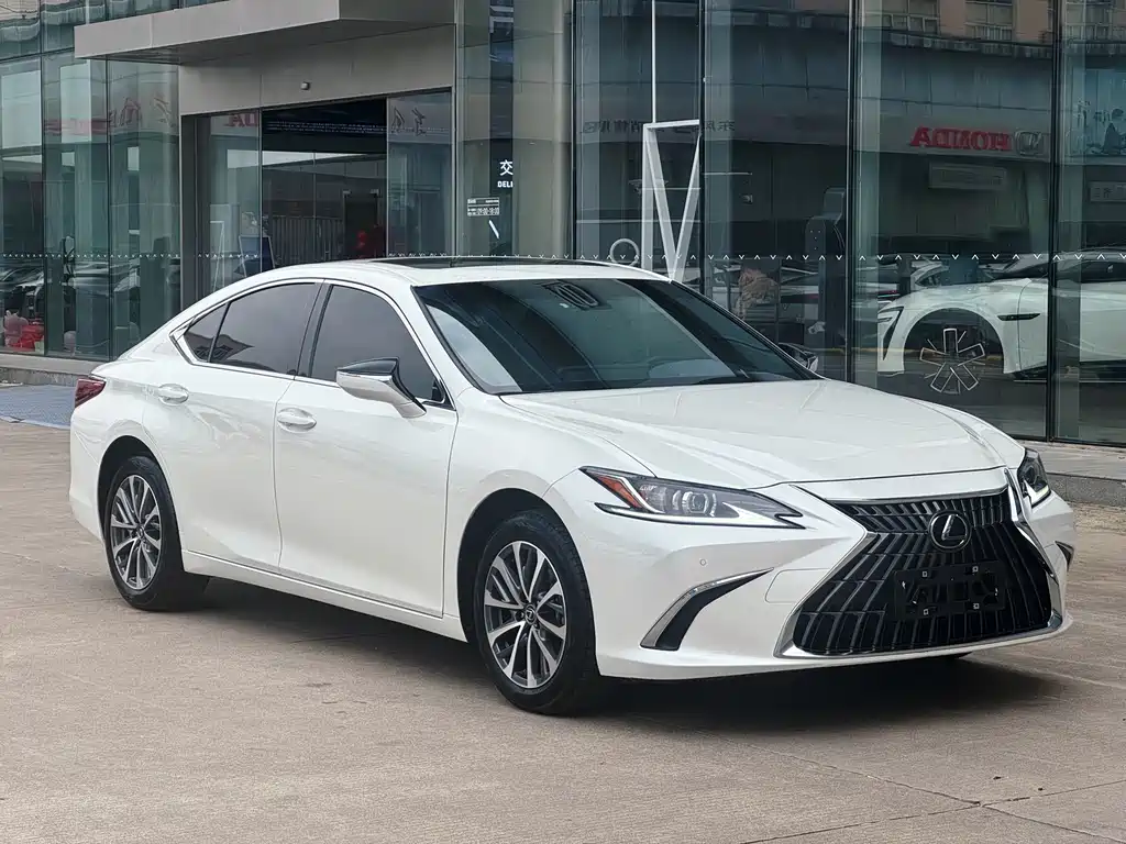 Lexus ES 2023 — фото 1