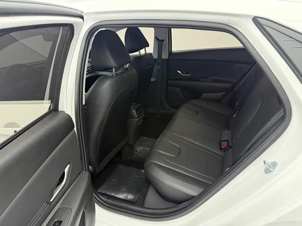 Hyundai Elantra 2023 — фото 12