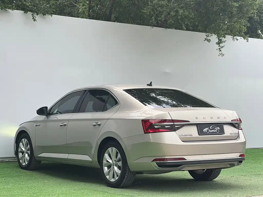 Skoda Superb 2022 — фото 9