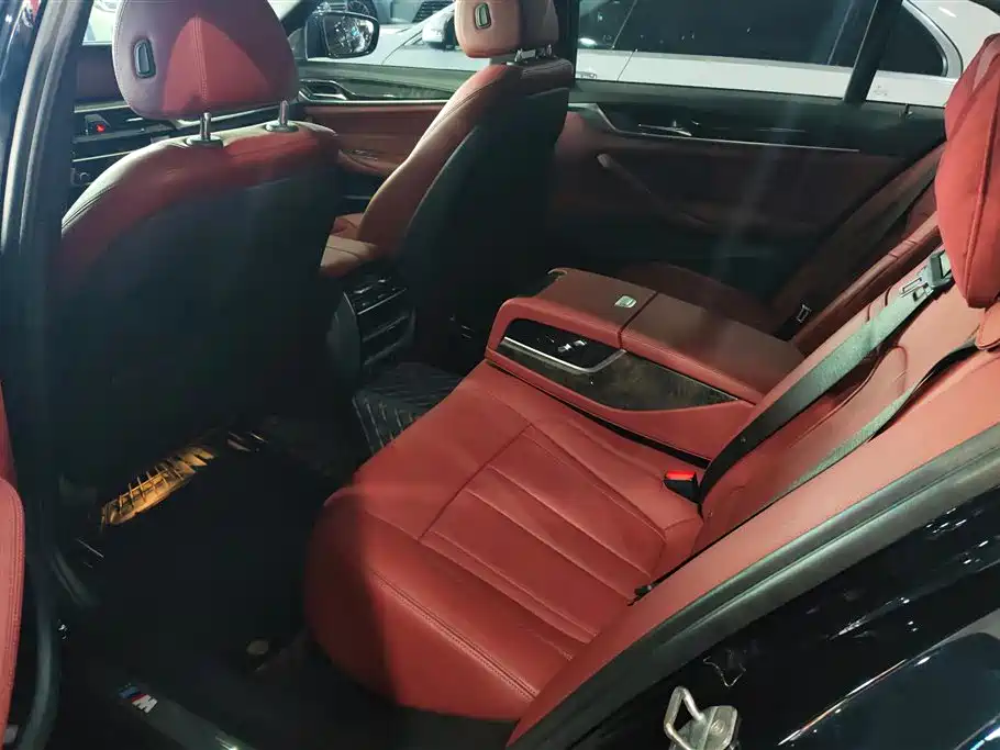 BMW 5 Series 2018 — фото 11