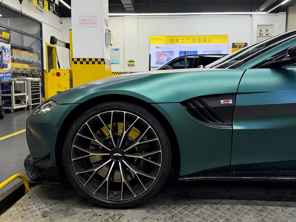 Aston Martin V8 Vantage 2023 — фото 3
