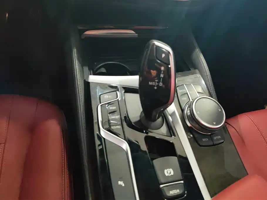BMW 5 Series 2018 — фото 16