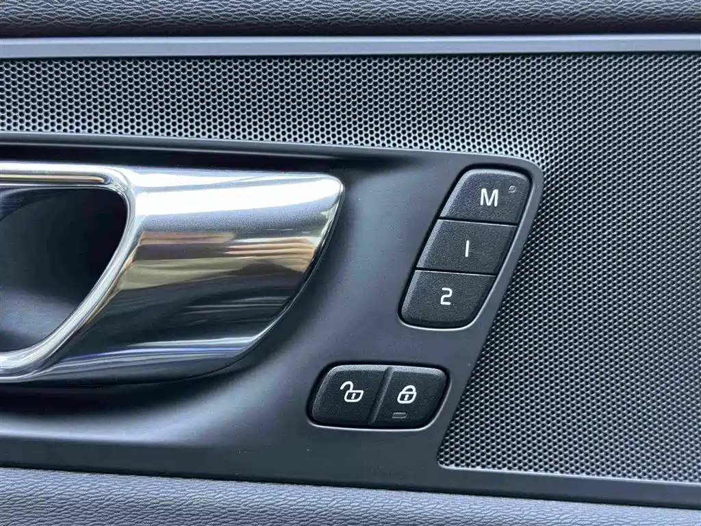 Volvo XC60 2019 — фото 14