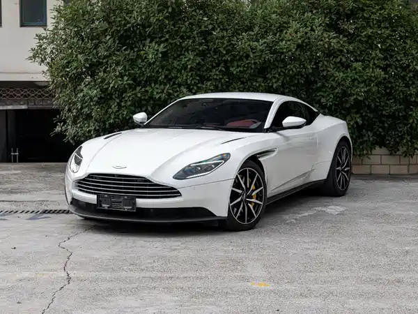 Aston Martin DB11 2022